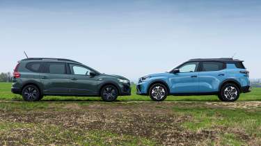 Citroen C3 Aircross и Dacia Jogger на дороге